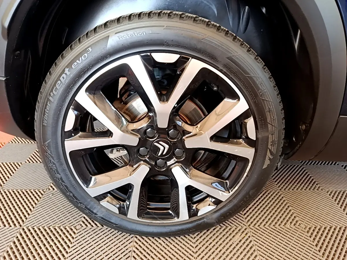 Gros plan sur la roue avant droite du Citroën C5 Aircross 2023, jante alliage bicolore noire et argent.