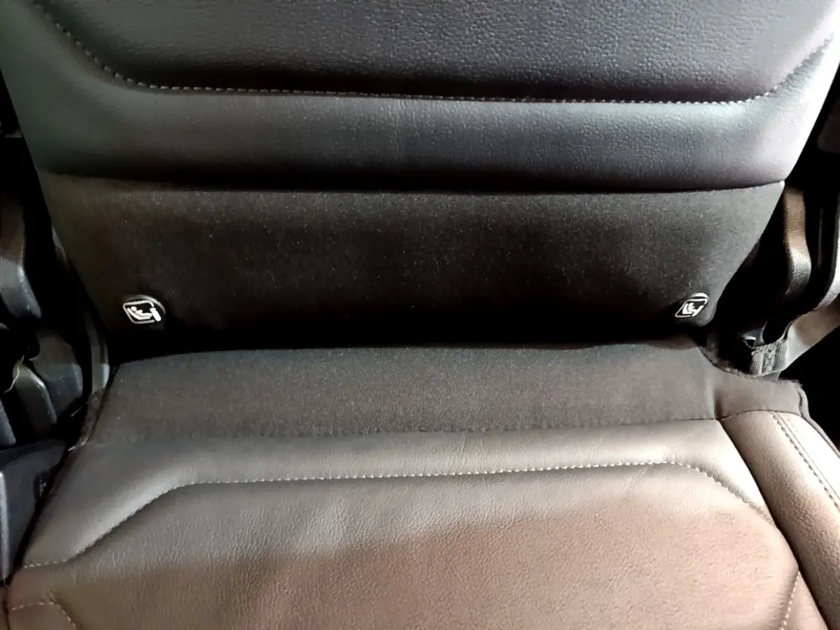 Détail du dossier de siège arrière en cuir noir avec commandes de ventilation intégrées sur un Citroën C5 Aircross.