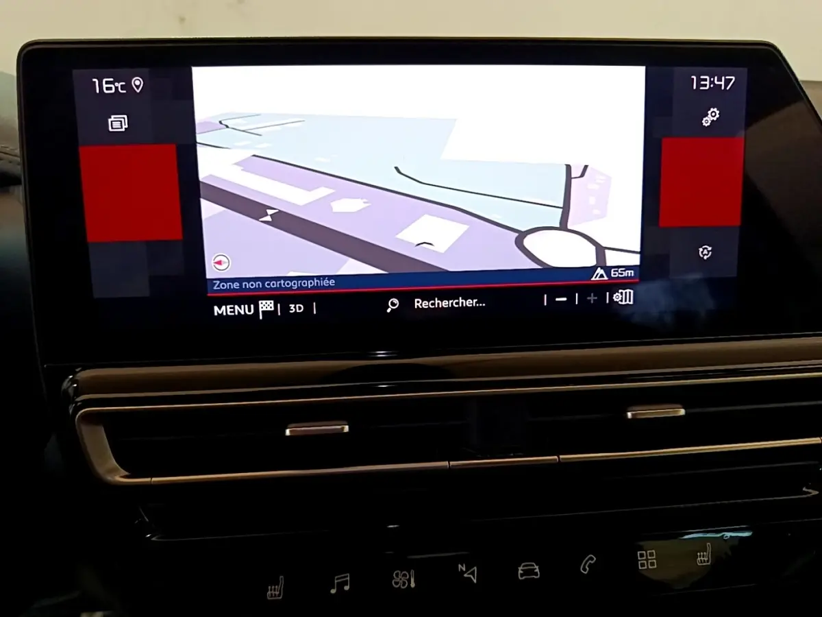 Écran tactile central du tableau de bord du Citroën C5 Aircross 2023 affichant la navigation avec interface digitale moderne.