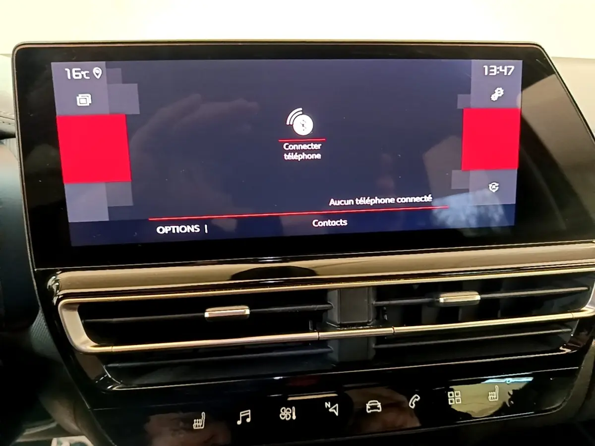 Écran tactile central affichant la connexion téléphone, tableau de bord noir brillant du Citroën C5 Aircross 2023.