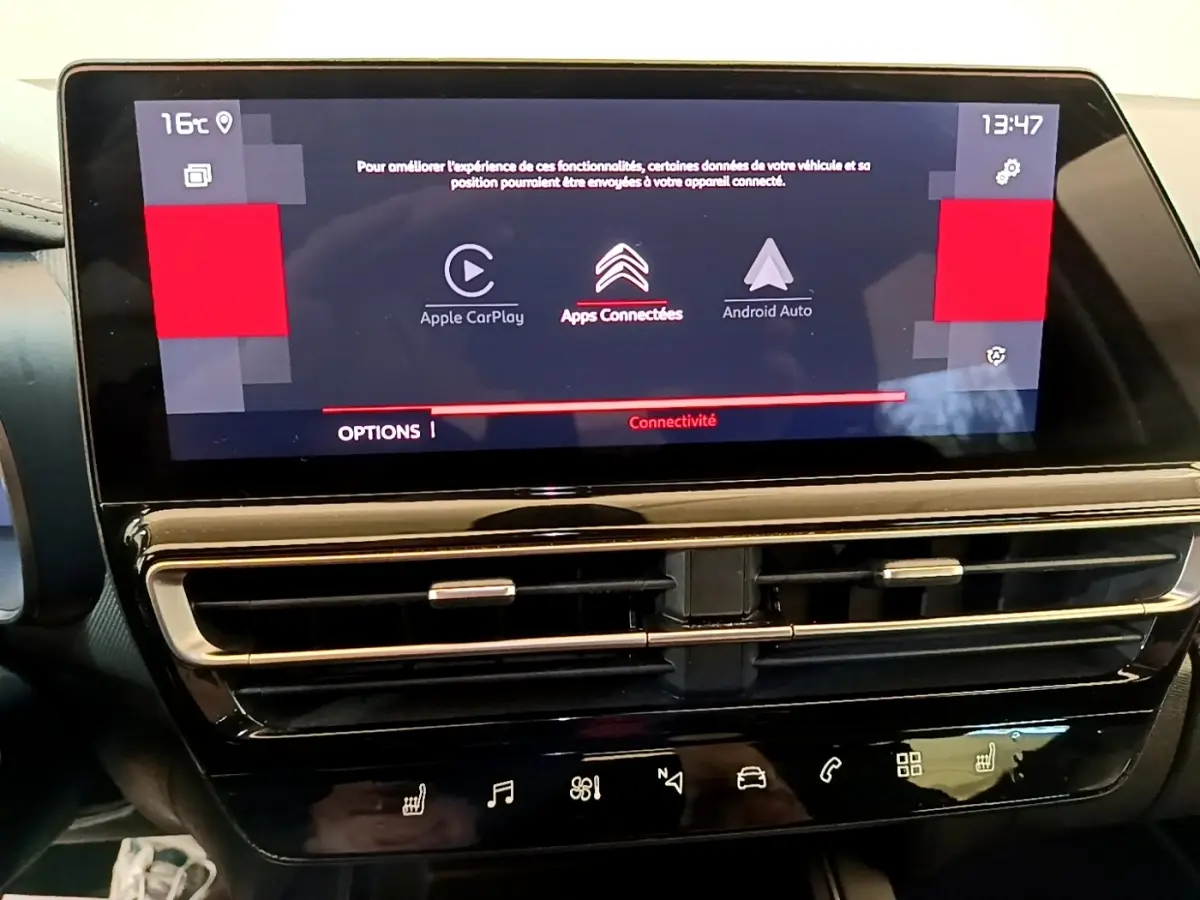 Écran tactile central du tableau de bord du Citroën C5 Aircross 2023, affichant options Apple CarPlay et Android Auto.