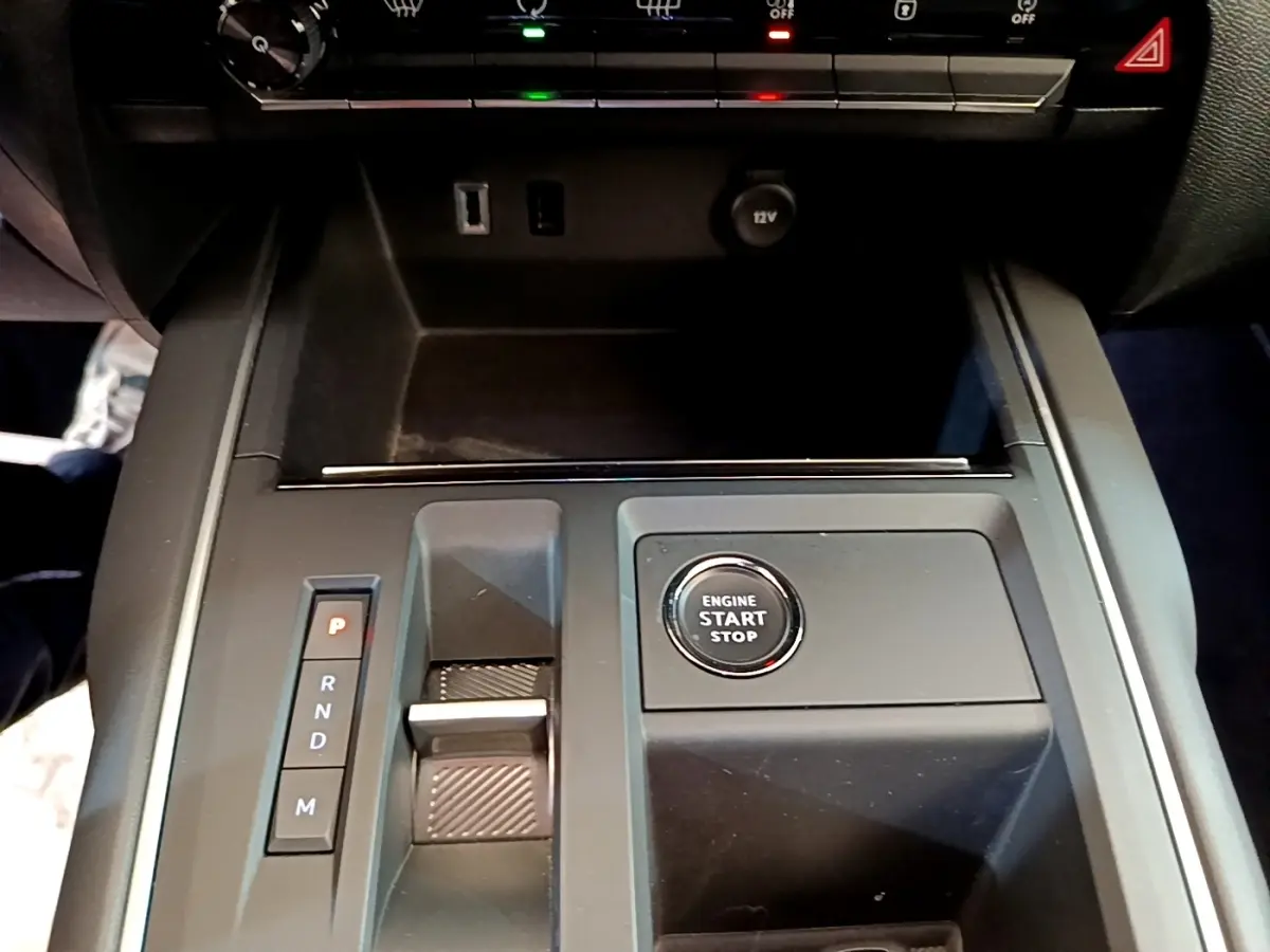 Vue rapprochée de la console centrale noire du Citroën C5 Aircross 2023 avec bouton start/stop et sélecteur de boîte automatique.