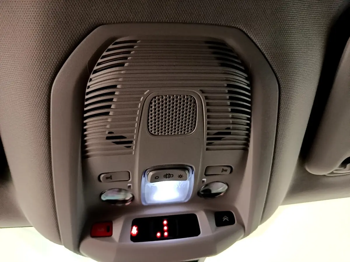 Vue en gros plan du plafonnier gris clair avec commandes d’éclairage et indicateurs lumineux du Citroën C5 Aircross 2023.