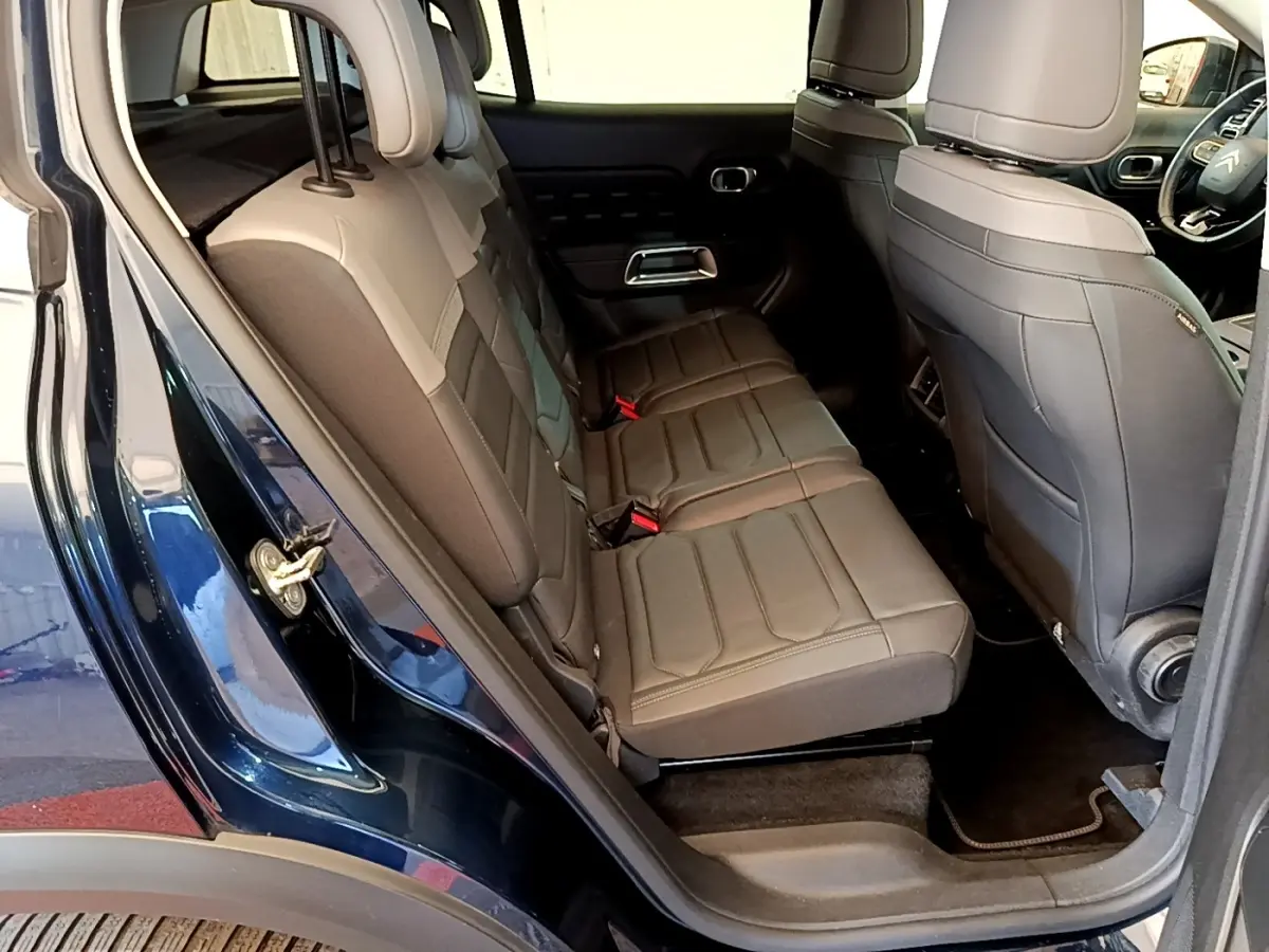 Vue intérieure côté gauche des sièges arrière en cuir marron clair du Citroën C5 Aircross 2023 avec portières ouvertes.