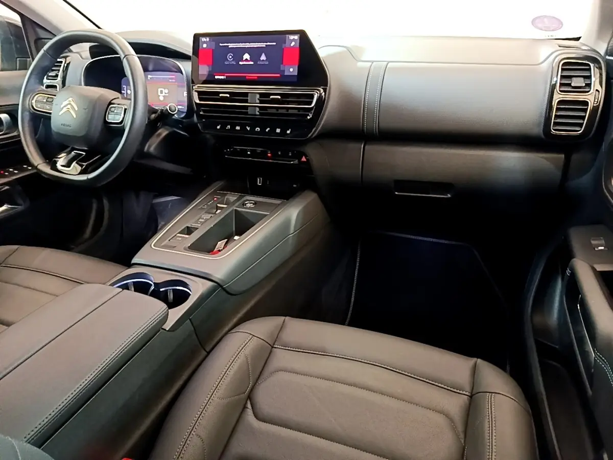 Intérieur noir du Citroën C5 Aircross 2023, vue côté passager avec tableau de bord digital et console centrale moderne.