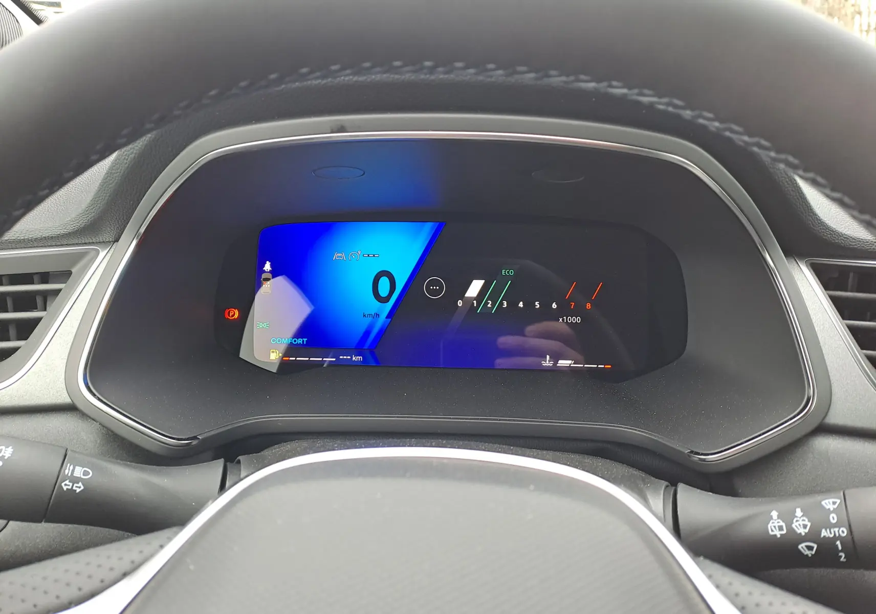 Vue rapprochée du tableau de bord numérique bleu et noir du Renault Symbioz 2025, affichant la vitesse et le mode confort.