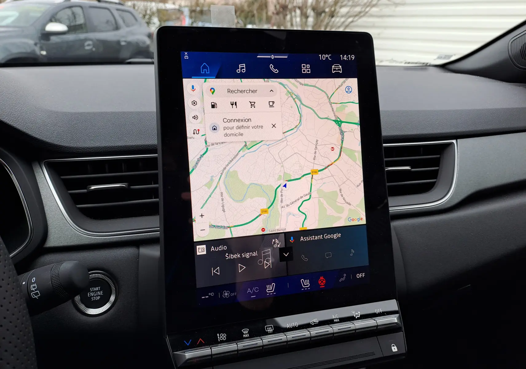 Vue rapprochée de l’écran tactile central affichant la navigation dans l’habitacle d’une Renault Symbioz 2025.