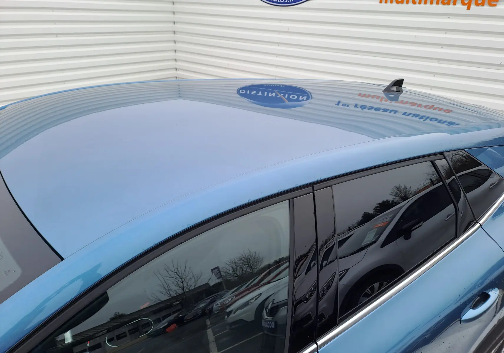 Vue en plongée du toit bleu mercure et des vitres teintées côté gauche du Renault Symbioz NV Mild Hybrid 140ch Techno 2025.