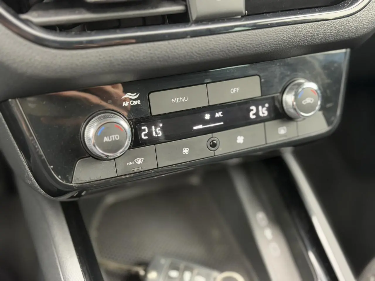 Gros plan sur la commande de climatisation automatique bi-zone noire du Skoda Scala blanc Candy 2024.