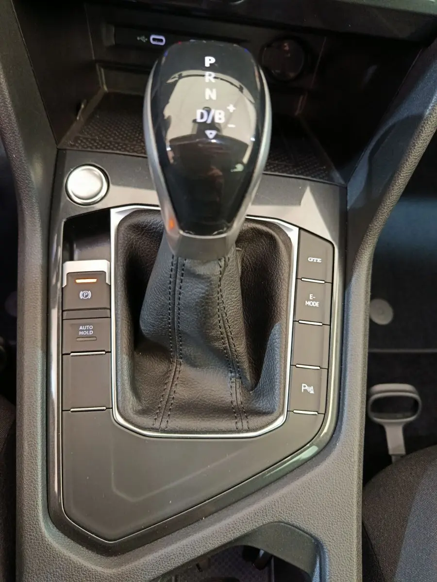 Le levier de vitesses automatique noir du Volkswagen Tiguan 1.4 eHybrid 2022 avec boutons GTE et E-MODE visibles.