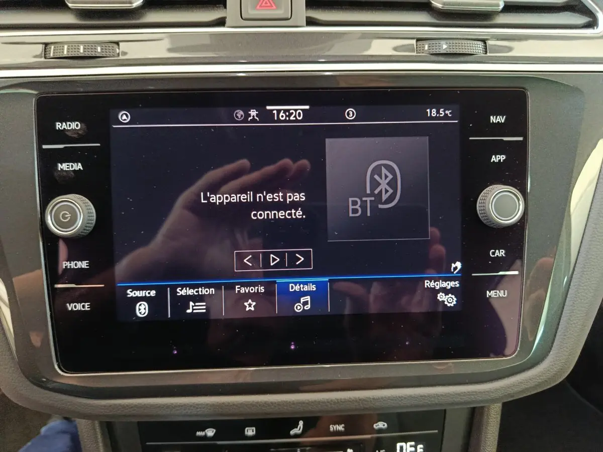 Écran tactile central du Volkswagen Tiguan bleu 2022 affichant un message Bluetooth non connecté, vue frontale rapprochée.