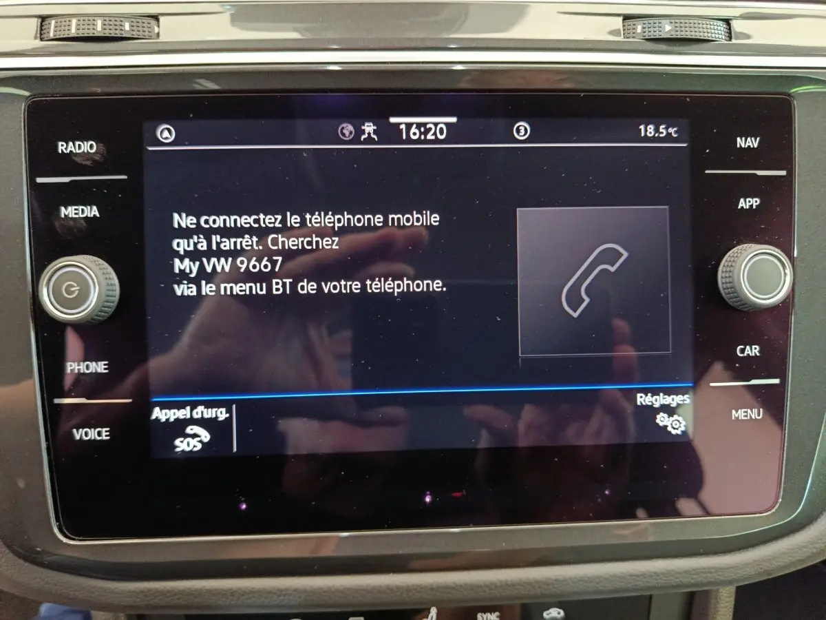 Écran tactile central du Volkswagen Tiguan hybride rechargeable 2022 affichant les instructions de connexion Bluetooth.