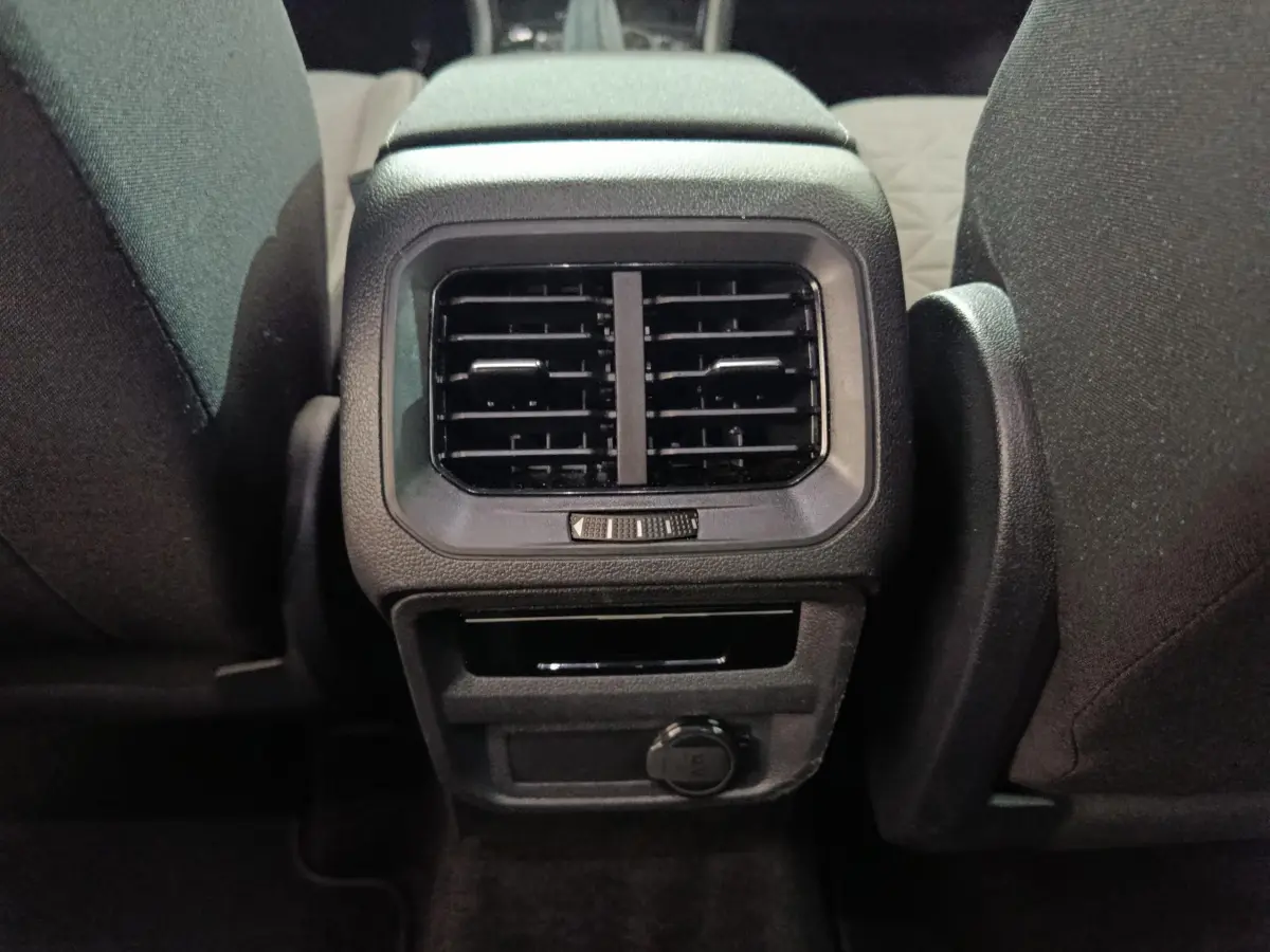 Bouche d’aération arrière centrale noire entre les sièges avant du Volkswagen Tiguan 1.4 eHybrid 2022.