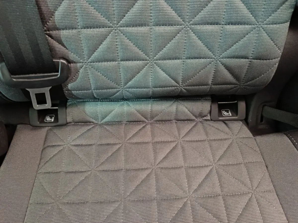 Gros plan sur la banquette arrière grise du Volkswagen Tiguan 1.4 eHybrid 2022 avec fixation Isofix visible.