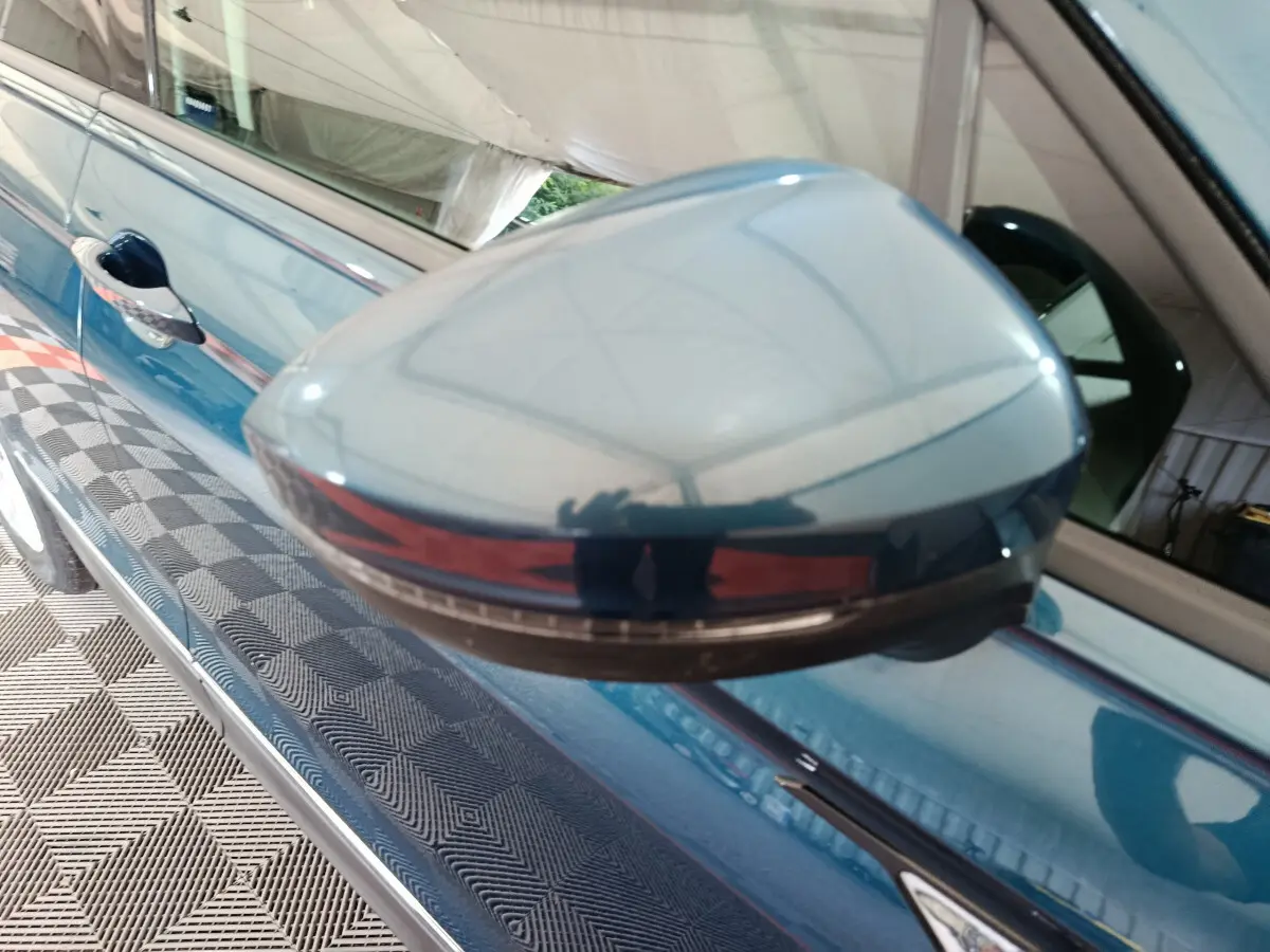 Rétroviseur côté gauche bleu brillant avec clignotant intégré sur Volkswagen Tiguan hybride rechargeable 2022.