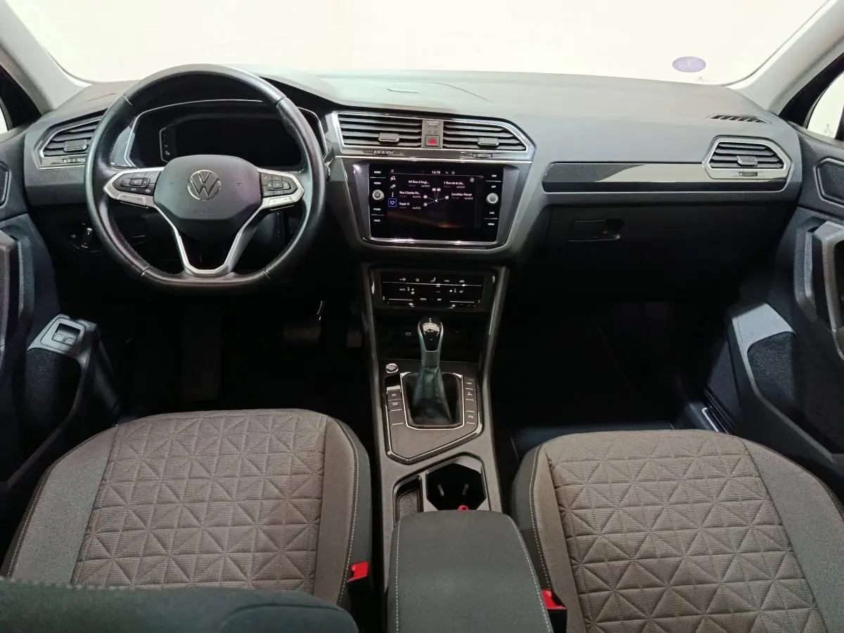 Intérieur du Volkswagen Tiguan 1.4 eHybrid 2022, vue frontale du tableau de bord et volant cuir noir.