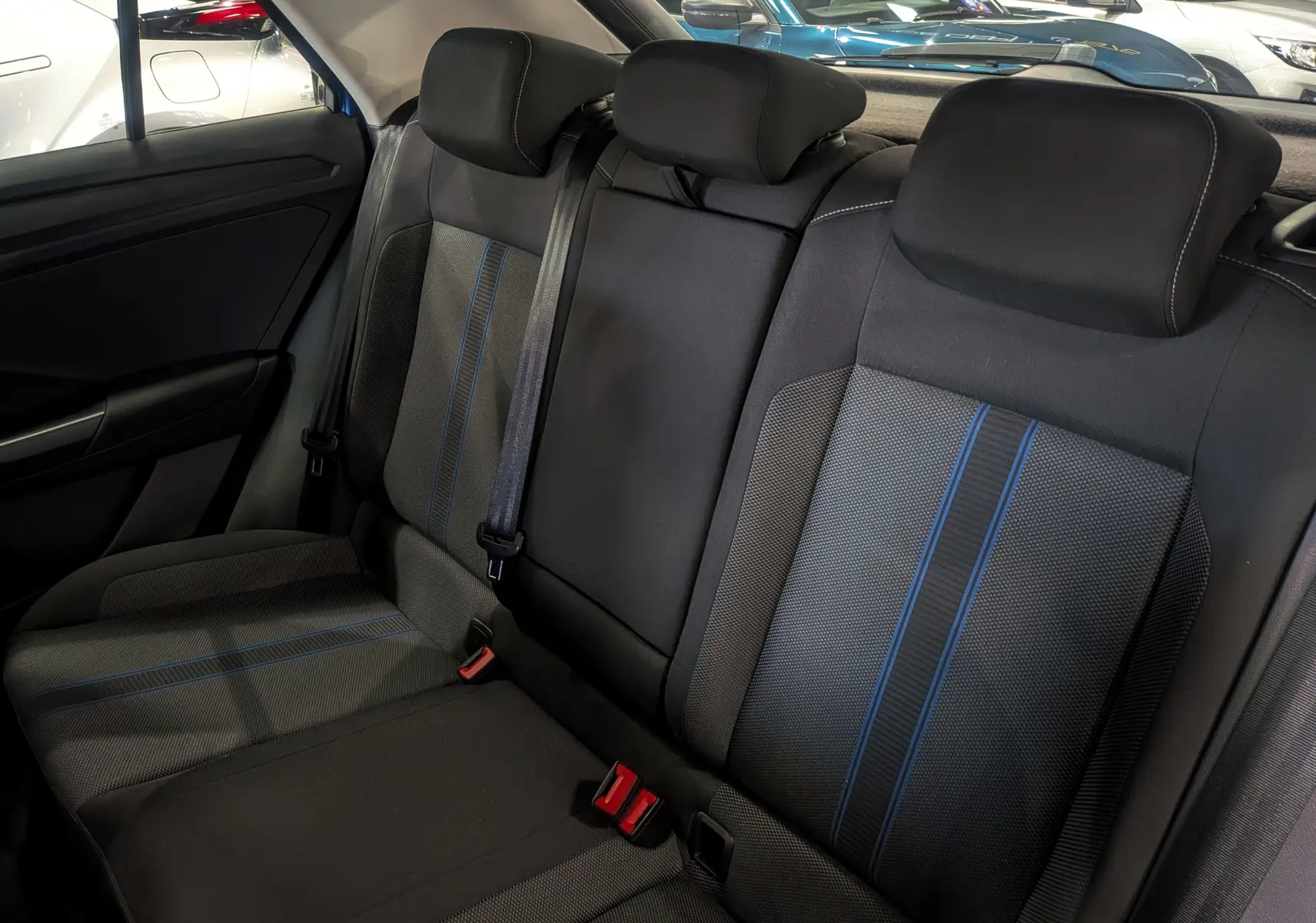 Vue rapprochée des sièges arrière en tissu noir avec bandes bleues du Volkswagen T-Roc 2018, version Lounge.