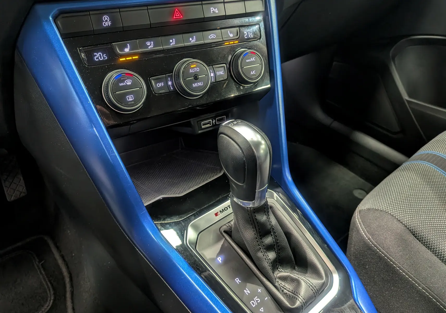 Gros plan sur la console centrale bleu Ravenna du Volkswagen T-Roc 2018 avec levier de vitesse automatique et commandes climatisation.