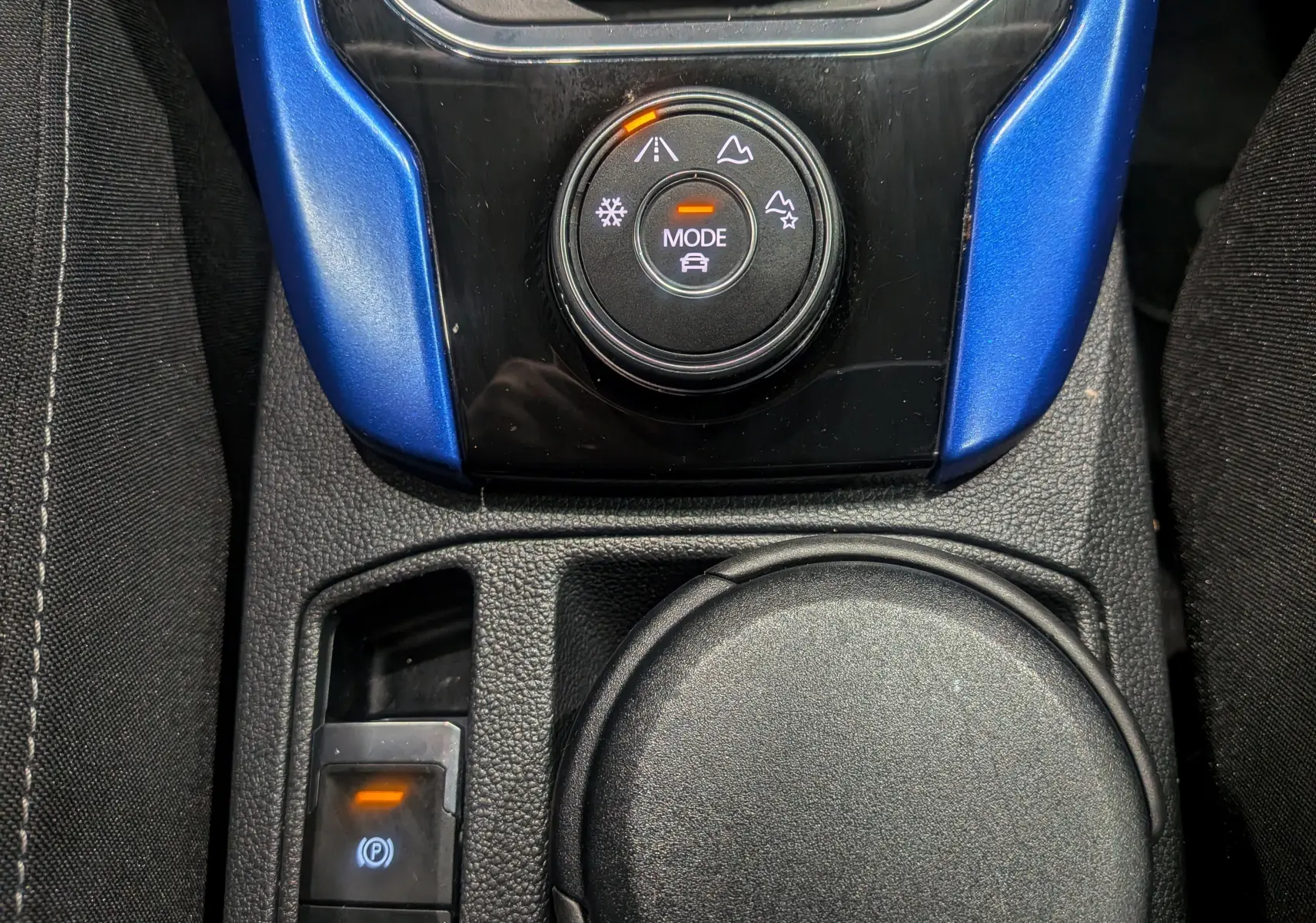 Gros plan sur la molette de sélection de mode de conduite avec insert bleu Ravenna du Volkswagen T-Roc 2018.