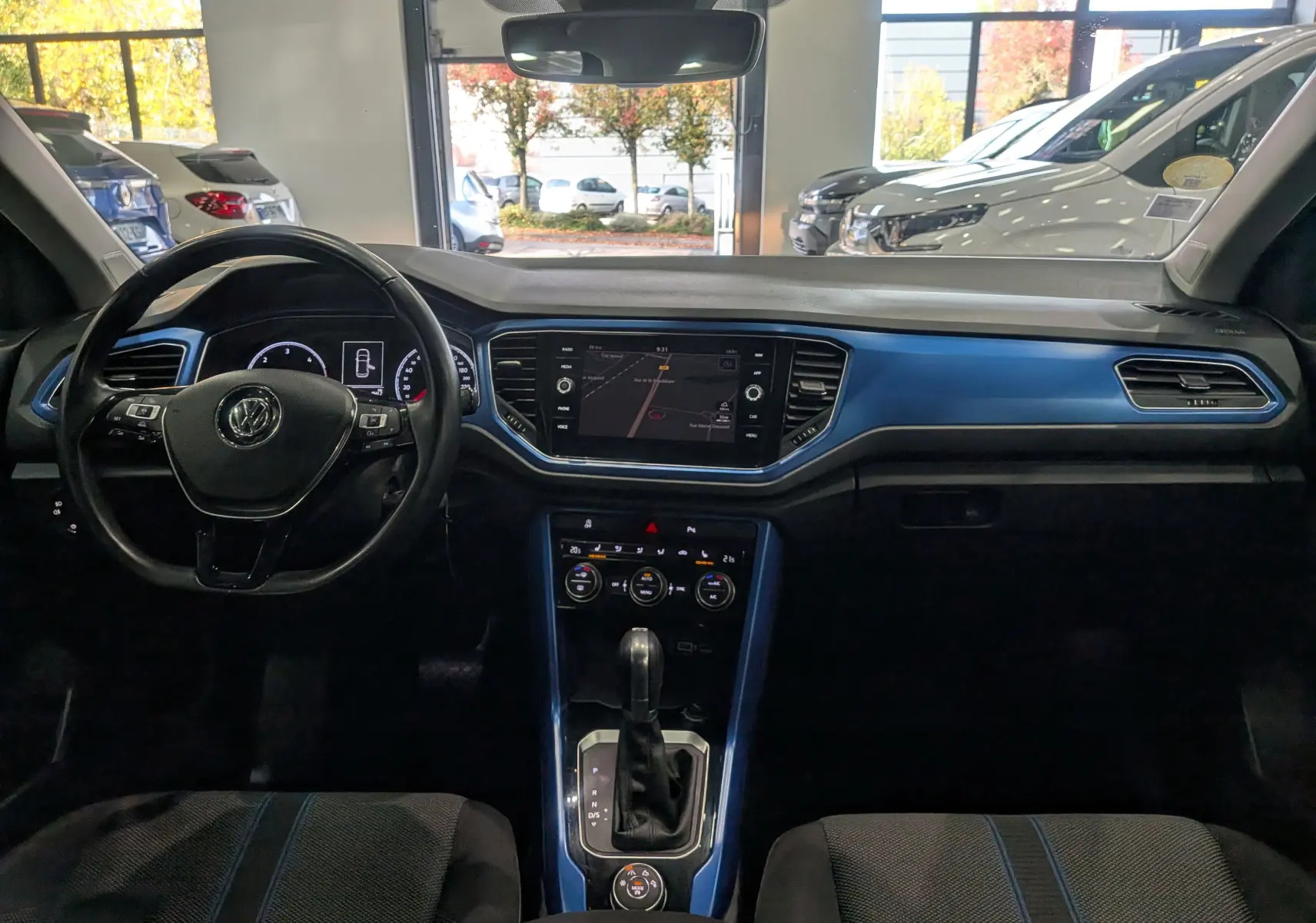 Intérieur du Volkswagen T-Roc 2018 avec tableau de bord bleu Ravenna, volant multifonction et écran central tactile.