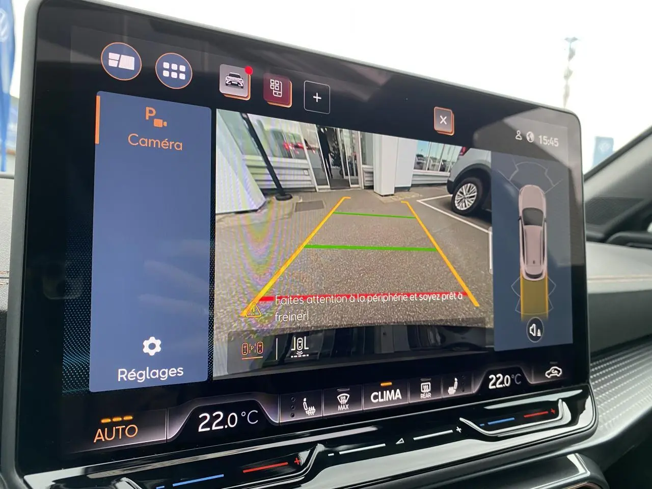 Écran tactile intérieur du CUPRA Formentor 2025 montrant la caméra de recul avec affichage des aides au stationnement.