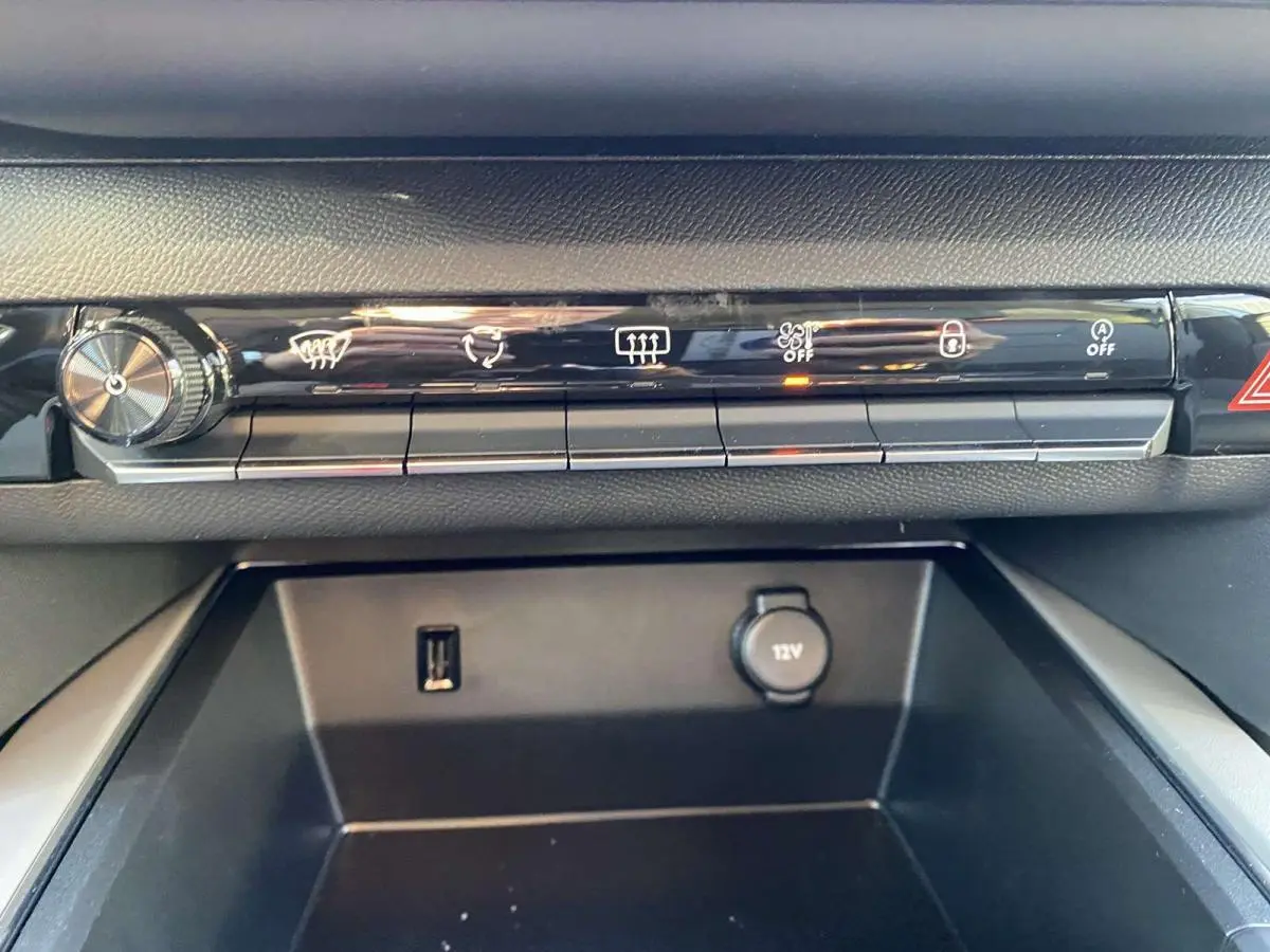 Détail de la console centrale avec commandes et prises USB et 12V du Citroën C5 Aircross blanc 2021.