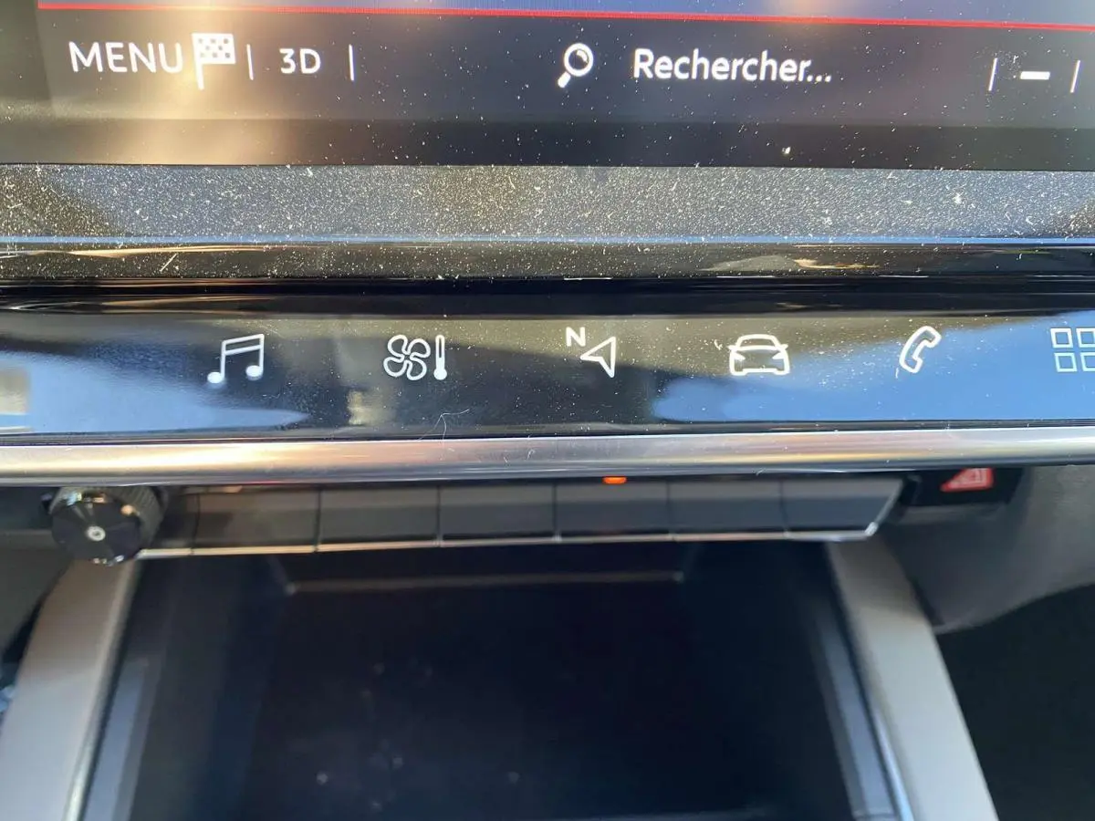 Détail de la console centrale tactile du Citroën C5 Aircross 2021 avec commandes climatisation et navigation visibles.