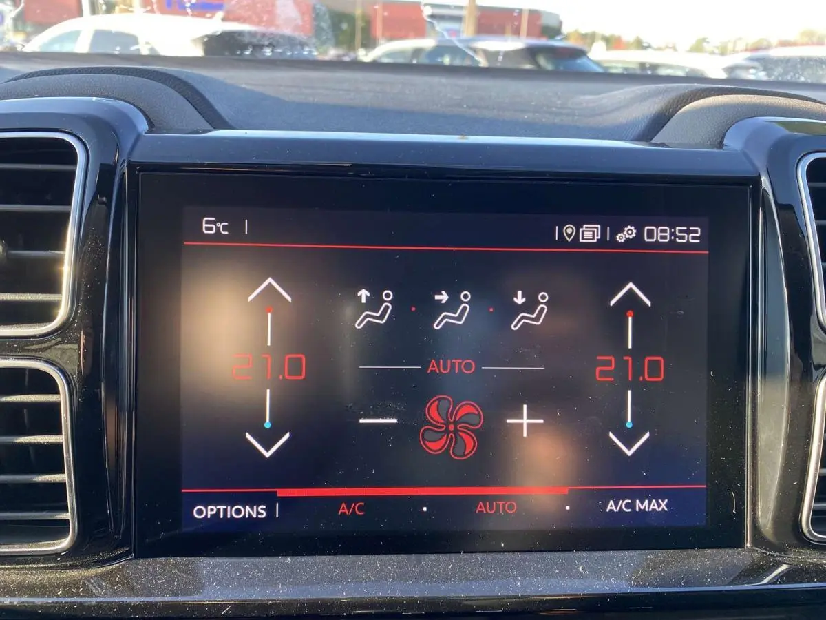 Écran tactile central de la Citroën C5 Aircross blanc, affichant la climatisation automatique bi-zone à 27°C.