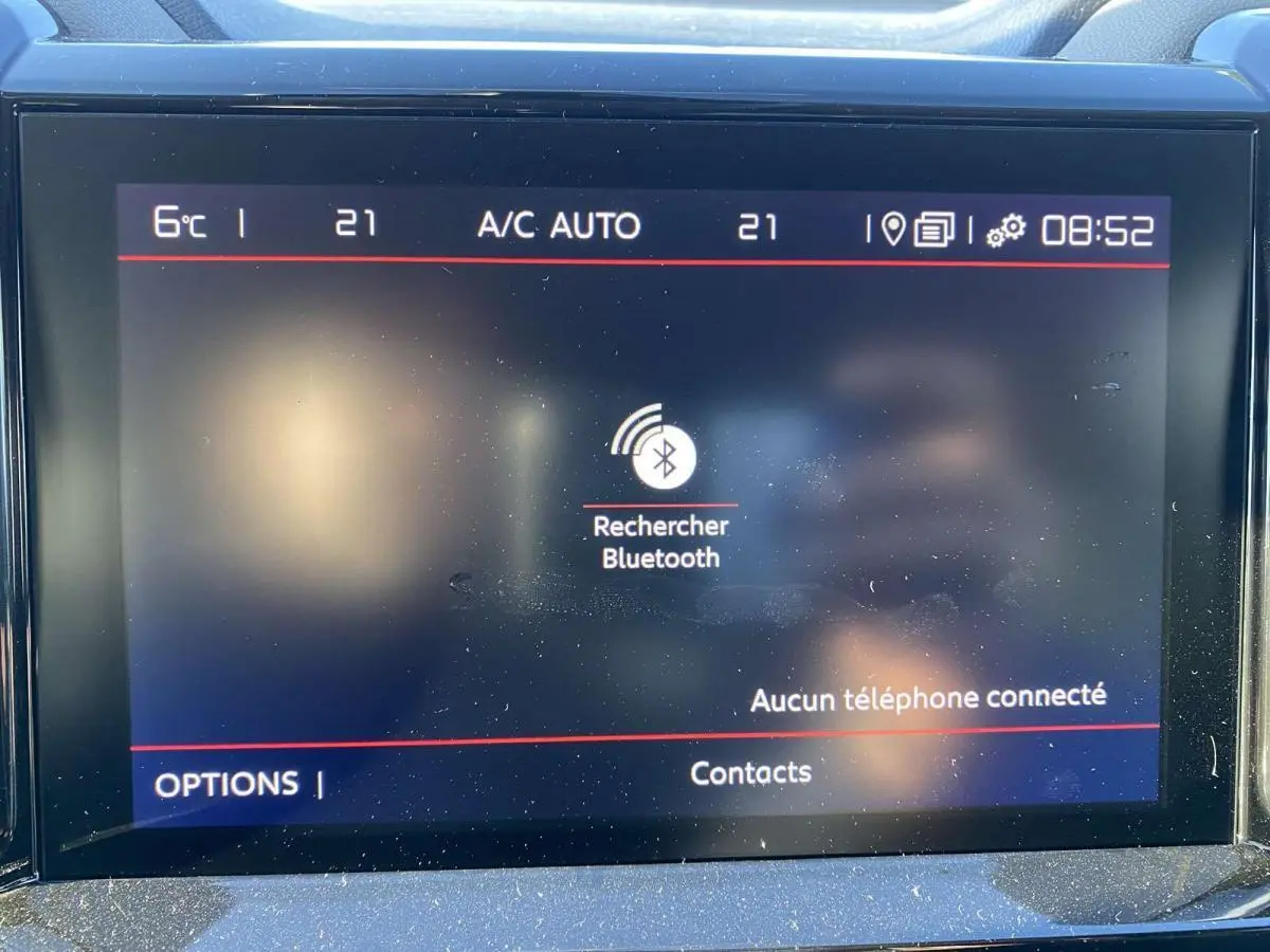 Écran tactile central du tableau de bord du Citroën C5 Aircross 2021 affichant la recherche Bluetooth, ambiance intérieure sombre.
