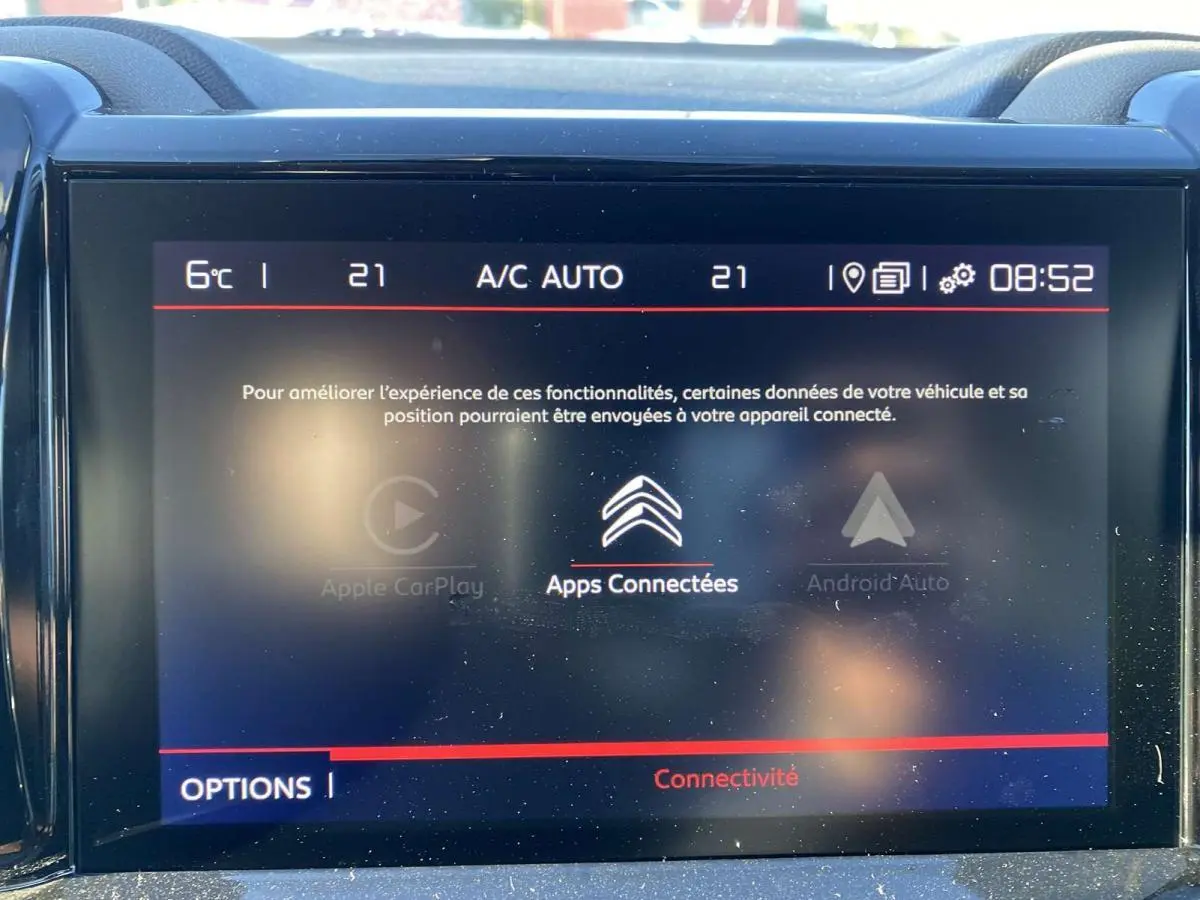 Écran tactile central du Citroën C5 Aircross 2021 montrant les options de connectivité avec interface Apple CarPlay et Android Auto.