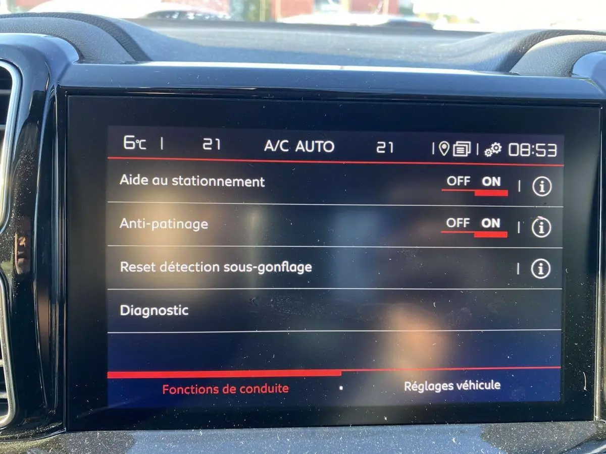 Écran tactile intérieur du Citroën C5 Aircross 2021 affichant les réglages d'aide au stationnement et anti-patinage.