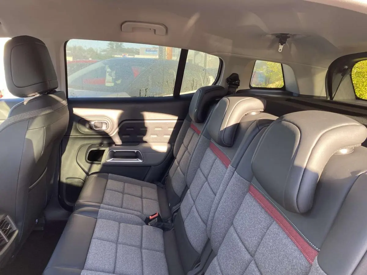 Vue latérale intérieure des sièges arrière bi-matière gris et cuir noir avec bande rouge du Citroën C5 Aircross Shine 2021.