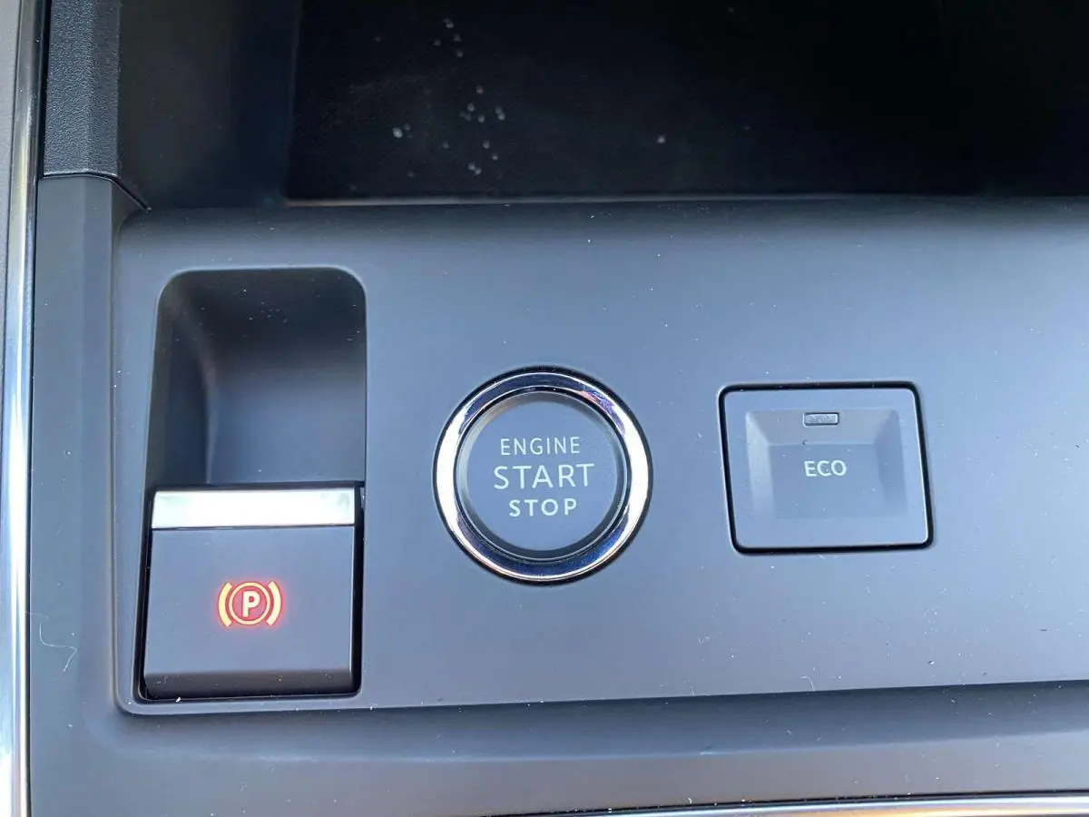 Gros plan sur les boutons du frein de stationnement électrique, démarrage moteur et mode ECO du Citroën C5 Aircross blanc.