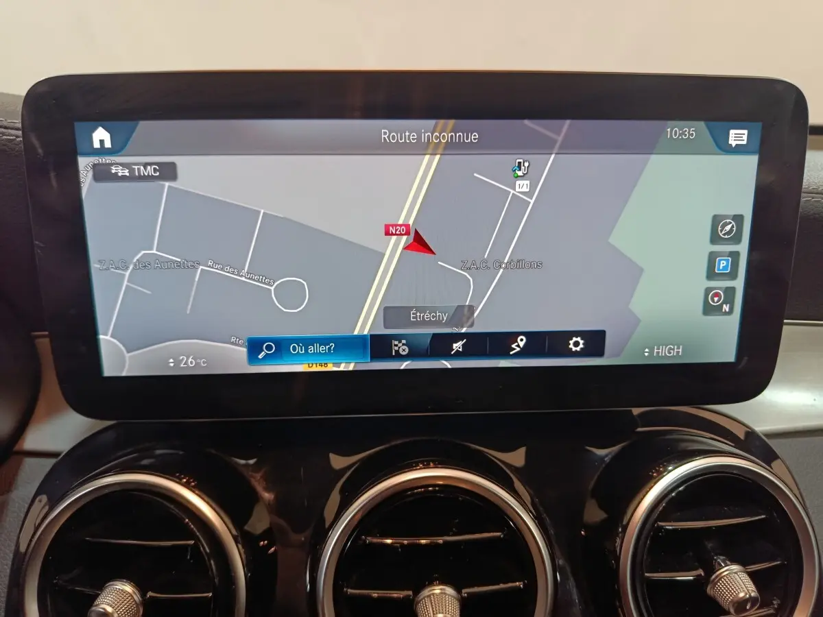 Écran tactile de navigation du tableau de bord du Mercedes GLC 300 E Business Line bleu, vue intérieure frontale.