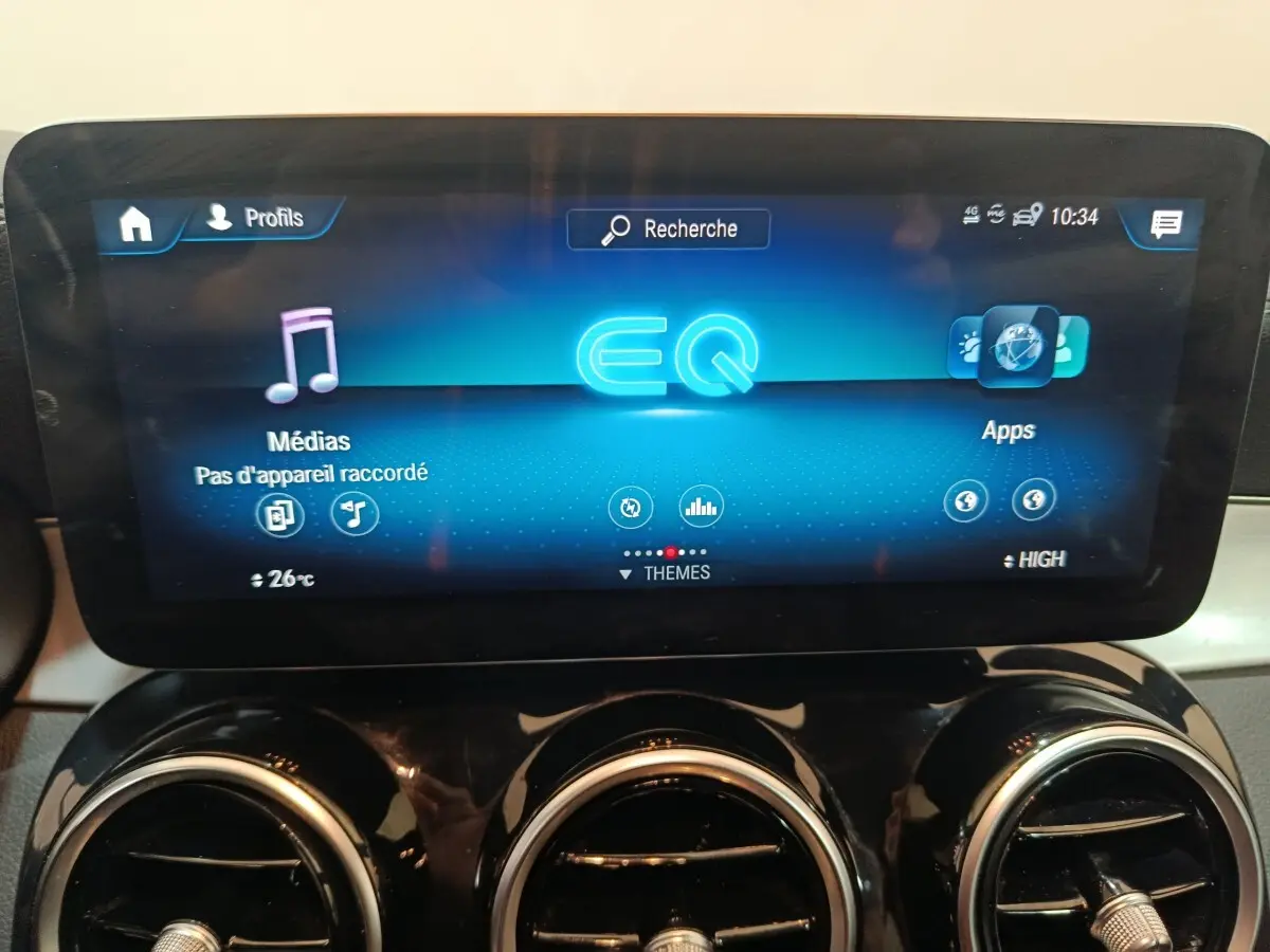 Écran tactile central du tableau de bord du Mercedes GLC 300 E Business Line 2021 avec interface multimédia EQ.