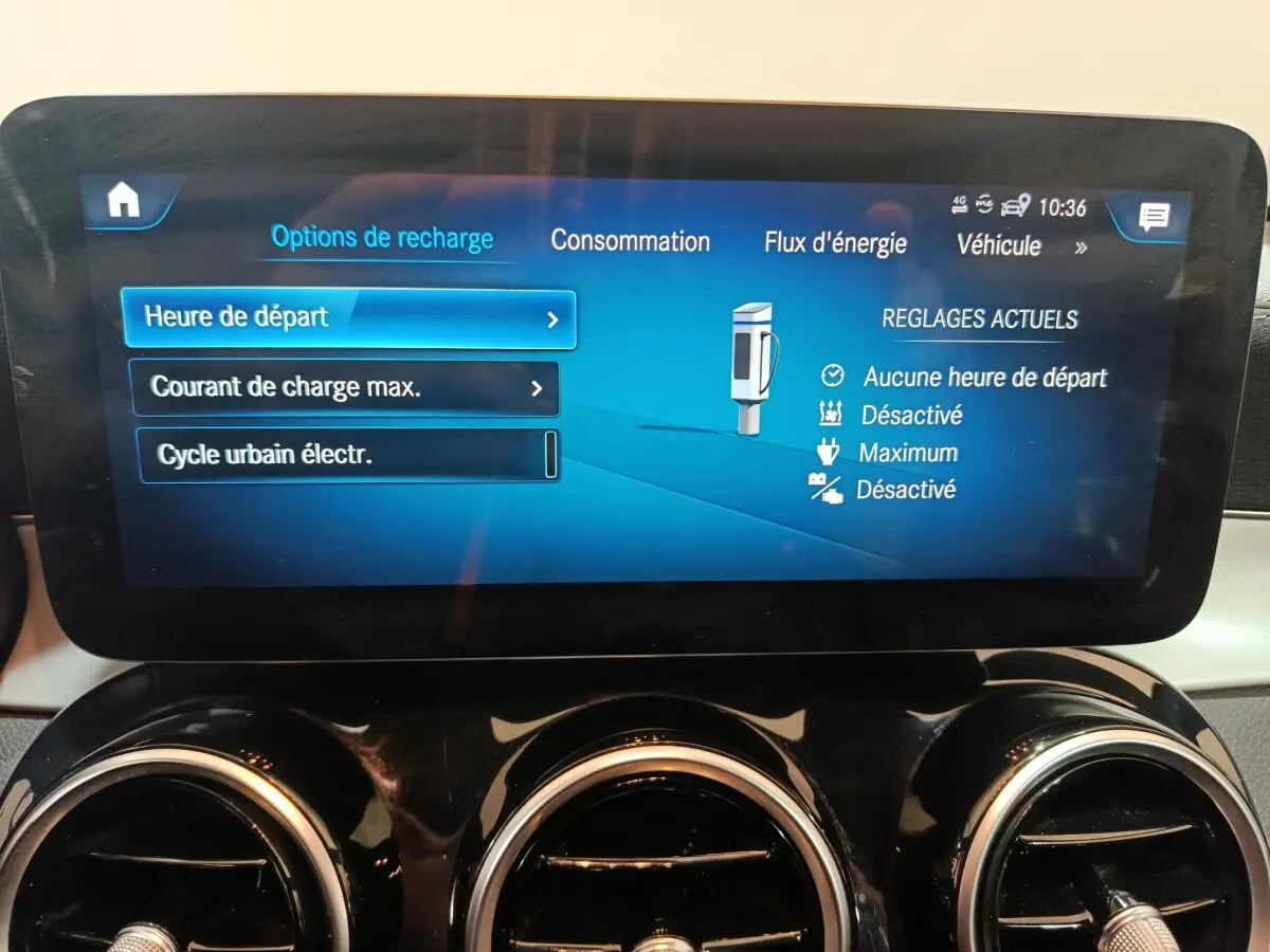 Écran tactile central du tableau de bord du Mercedes GLC 300 E Business Line affichant les options de recharge électrique.