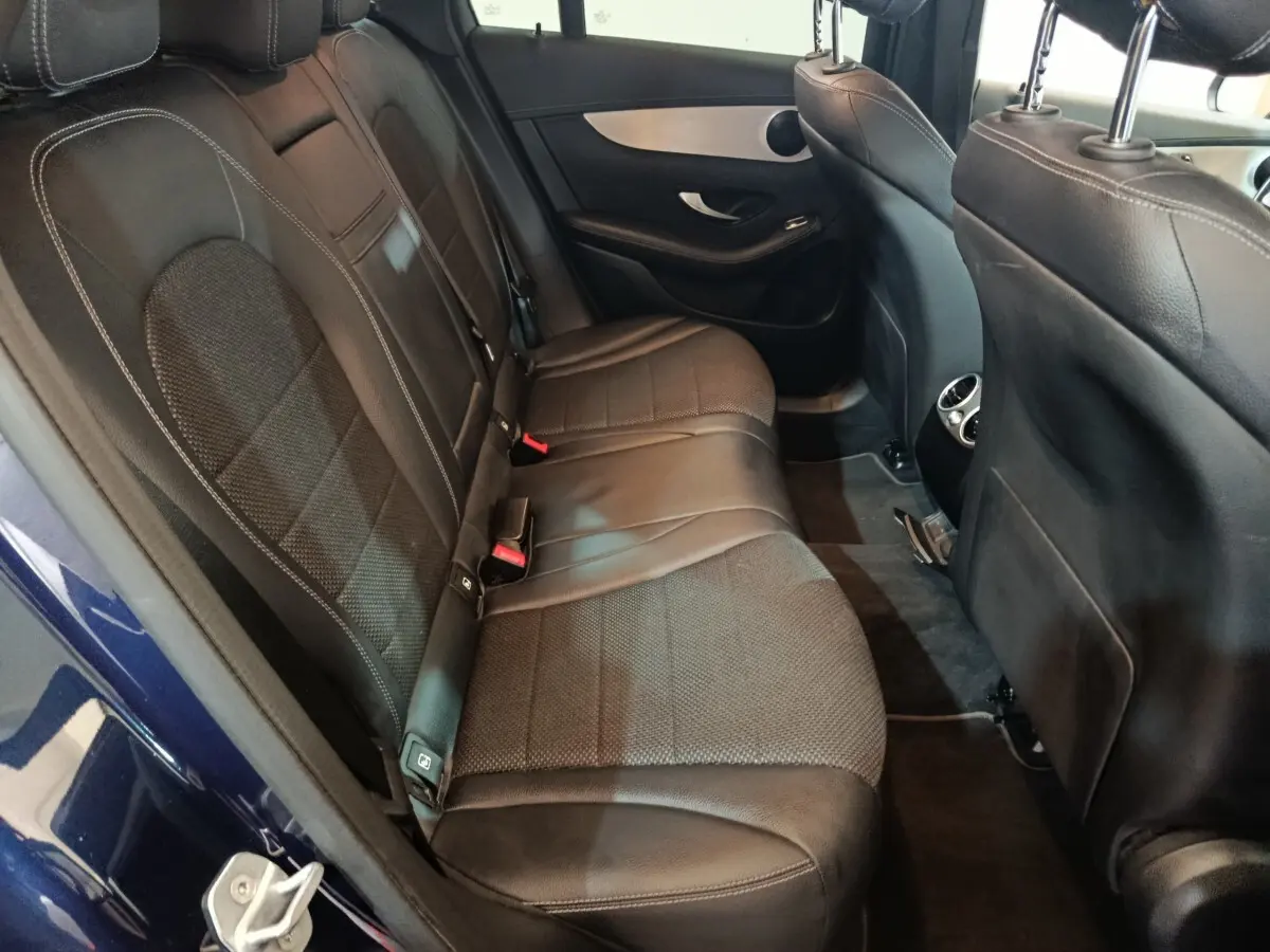 Vue intérieure côté droit des sièges arrière en cuir noir d'une Mercedes GLC 300 E Business Line 2021 bleu.