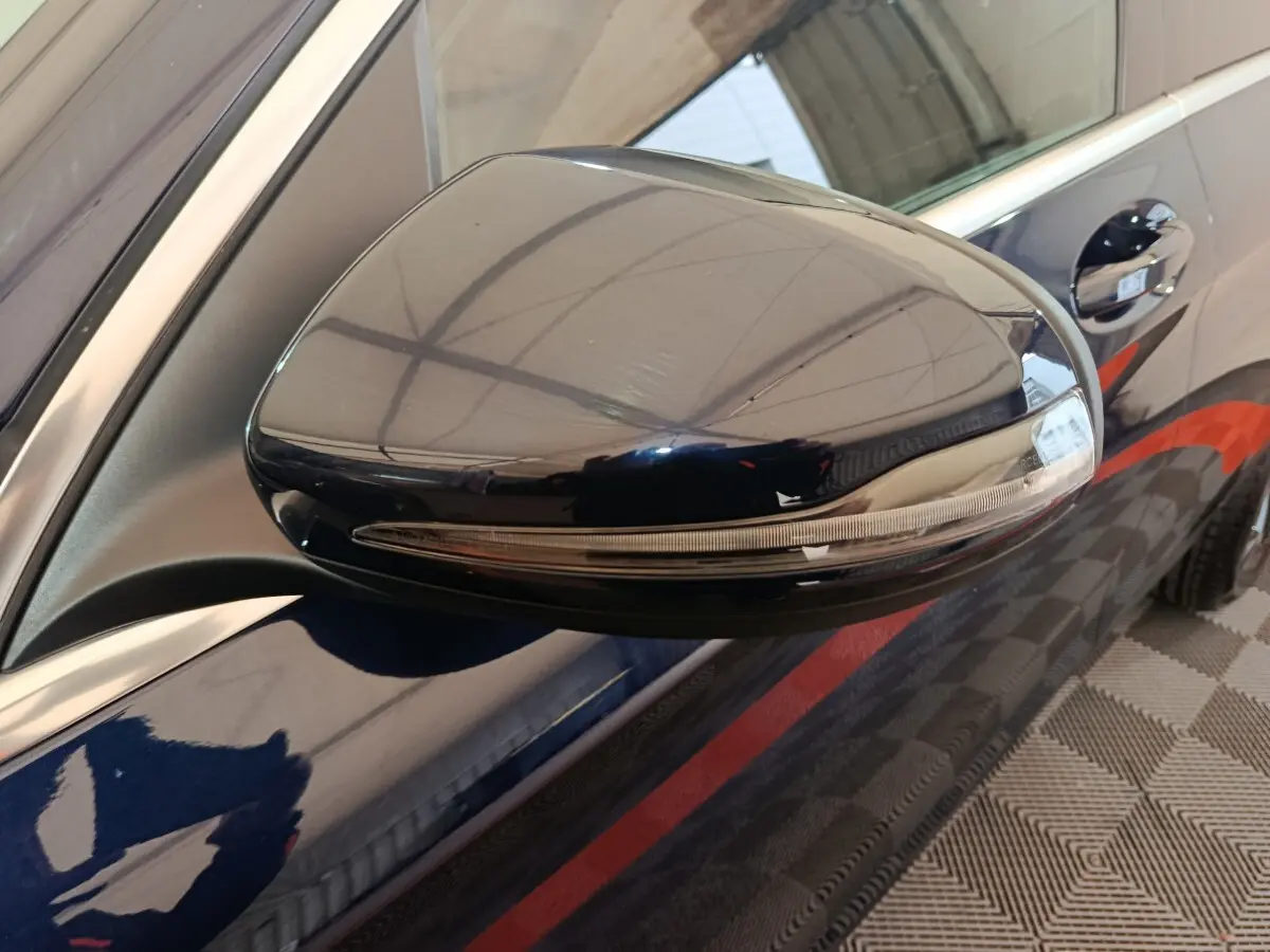 Rétroviseur droit bleu brillant du Mercedes GLC 300 E Business Line 4MATIC avec clignotant intégré, vue rapprochée.