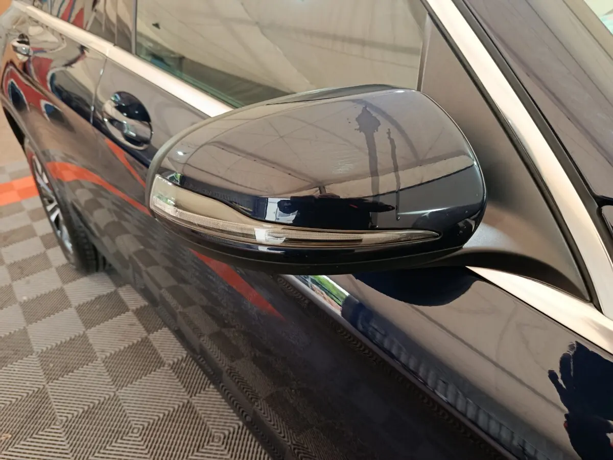 Rétroviseur droit bleu foncé du Mercedes GLC 300 E Business Line 4MATIC, avec clignotant intégré, vue rapprochée.