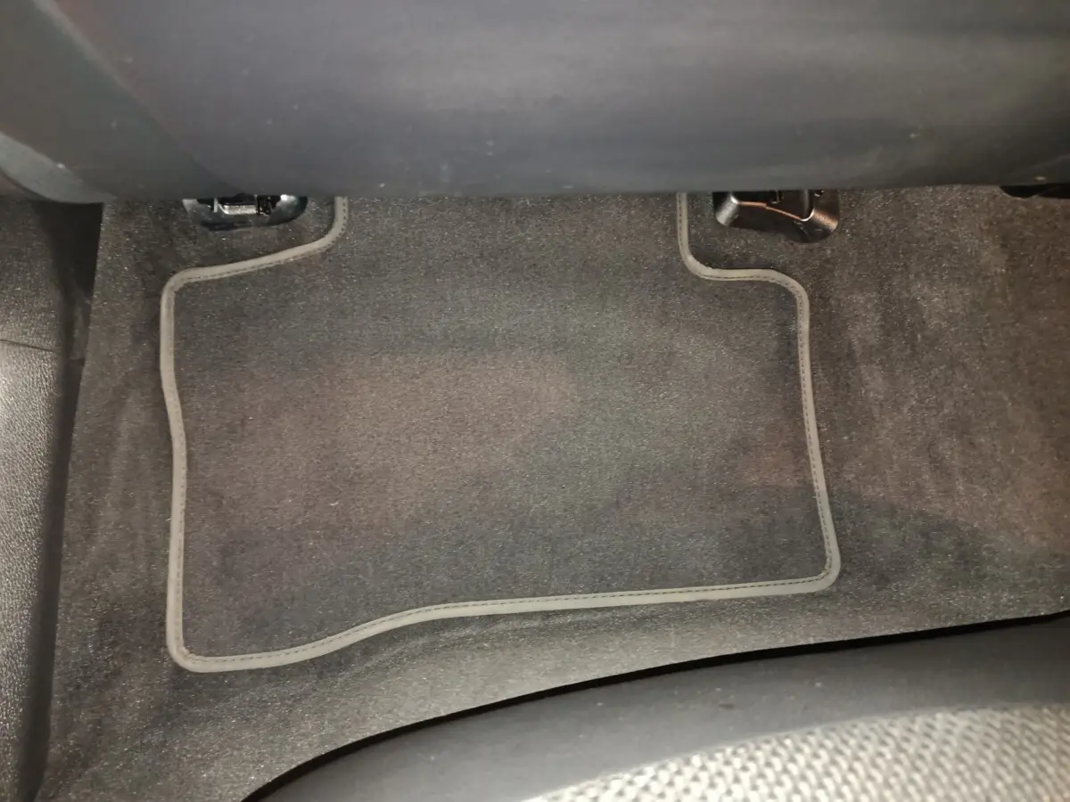 Tapis de sol noir côté passager avant du Mercedes GLC 300 E Business Line 4MATIC bleu 2021 hybride rechargeable