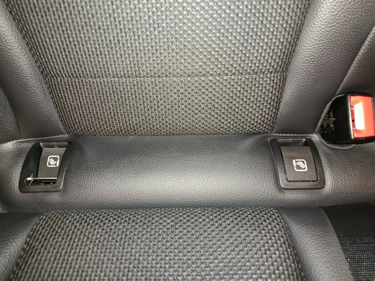 Gros plan sur les commandes de sièges chauffants arrière en cuir noir du Mercedes GLC 300 E Business Line bleu.