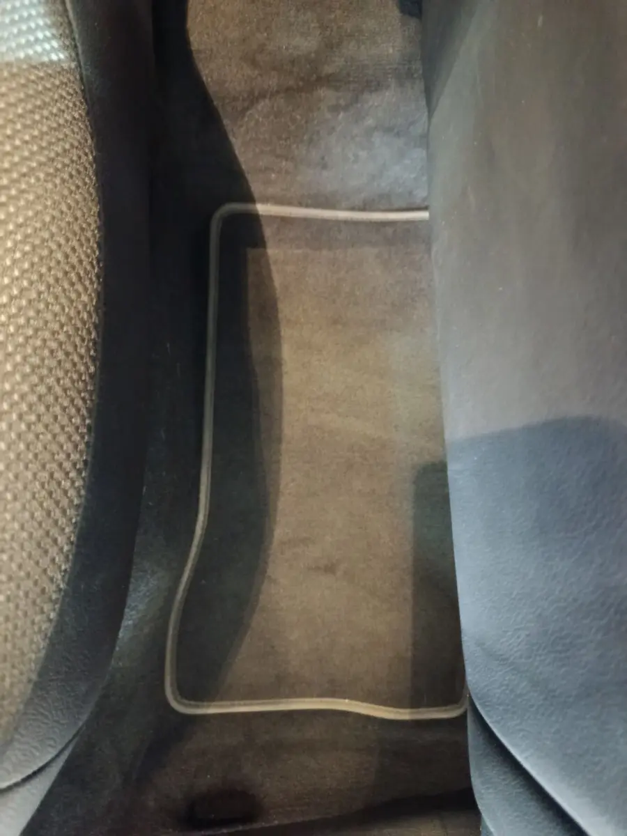 Détail du tapis de sol noir entre les sièges avant d'un Mercedes GLC 300 E Business Line hybride rechargeable 2021.