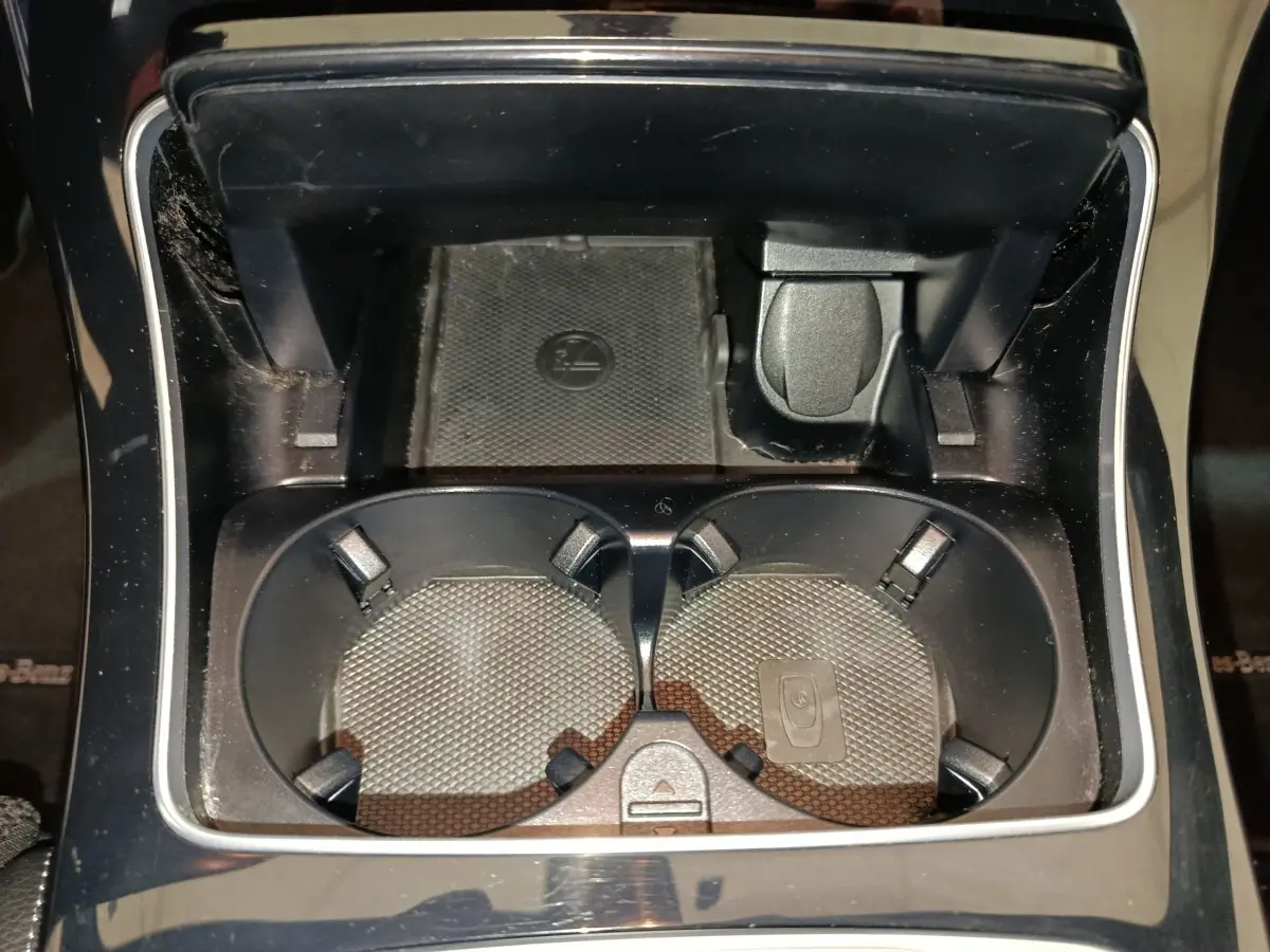 Gros plan sur les porte-gobelets noirs au centre de la console intérieure d'une Mercedes GLC 300 E Business Line 2021.