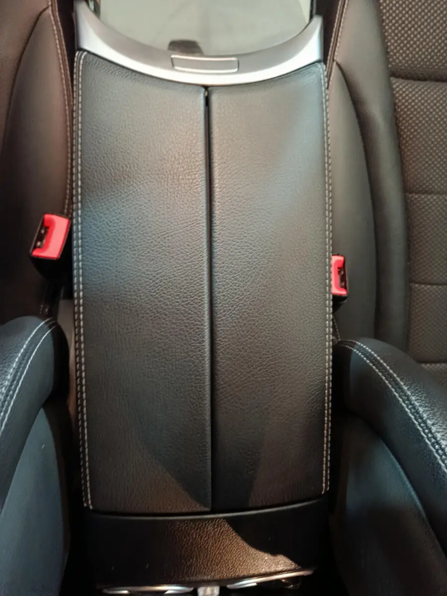 Gros plan sur la console centrale en cuir noir avec surpiqûres blanches du Mercedes GLC 300 E Business Line 2021.