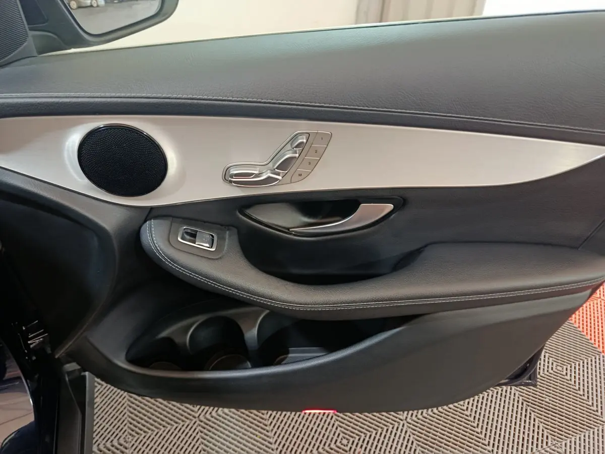 Détail de la porte côté gauche du Mercedes GLC 300 E Business Line 2021 avec commandes sièges et haut-parleur intégré.