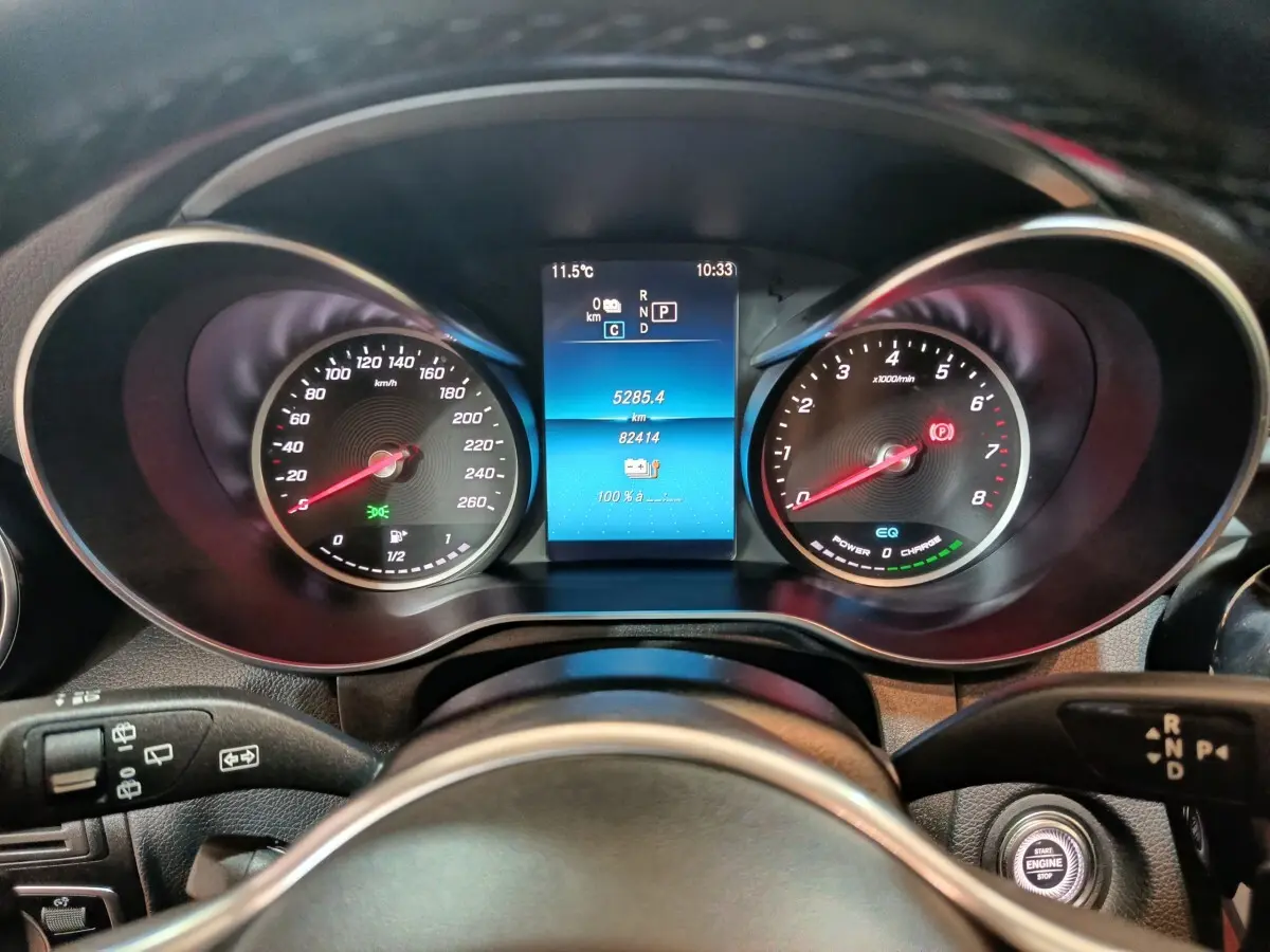 Vue rapprochée du tableau de bord du Mercedes GLC hybride rechargeable, affichage digital et compte-tours lumineux.