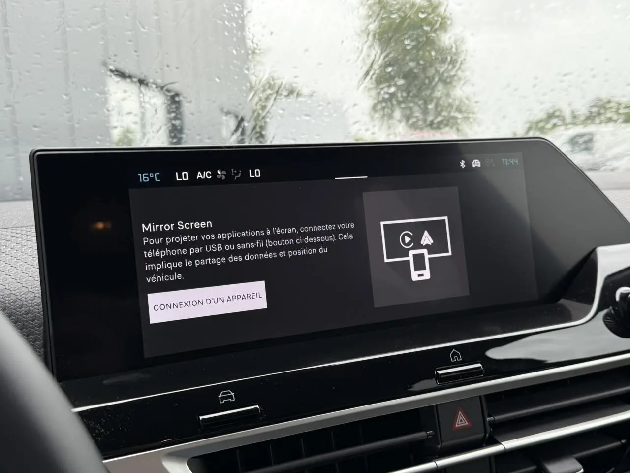 Écran tactile central affichant la fonction Mirror Screen dans l'habitacle d'une Citroën C4 hybride 2025