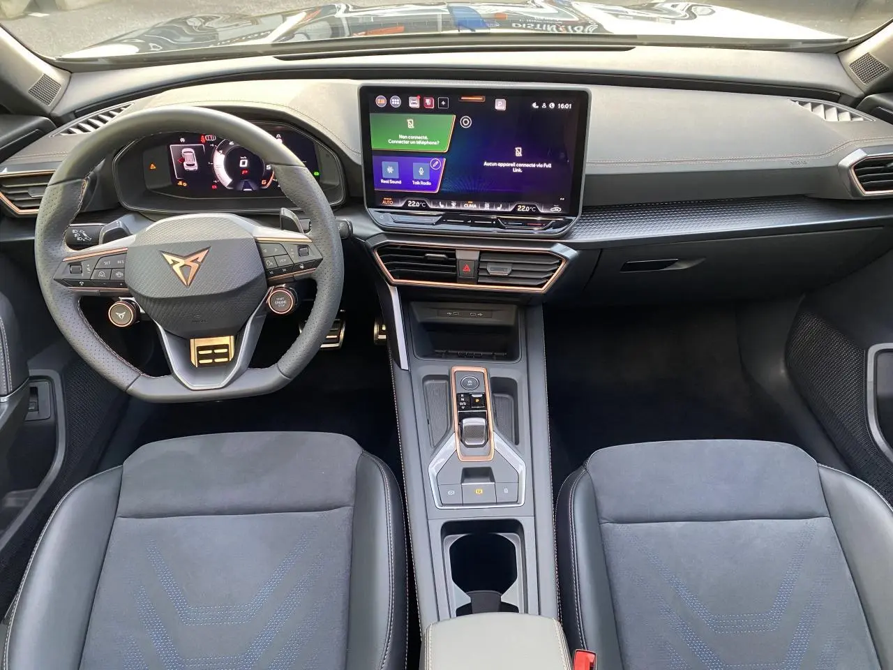 Intérieur du CUPRA Formentor 2025 vu de face, volant cuir noir avec logo cuivré et écran tactile central lumineux.