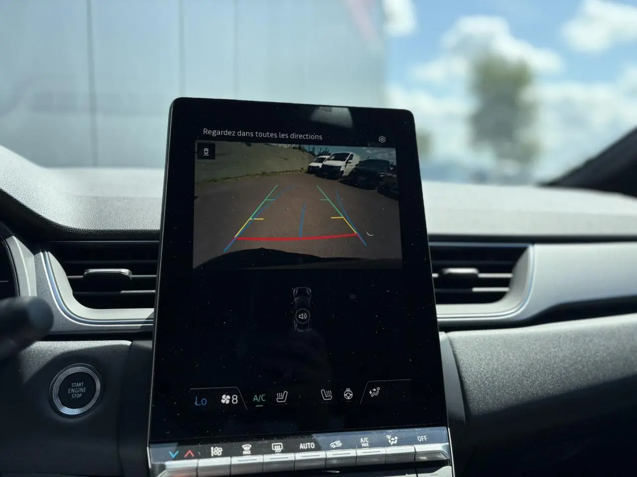 Vue rapprochée de l'écran central tactile du Renault Captur 2025 affichant la caméra de recul en marche.