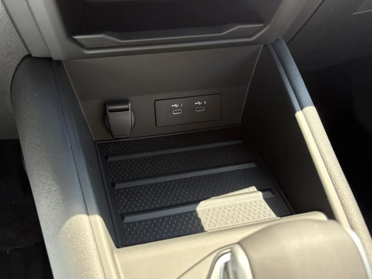 Gros plan sur la console centrale du Renault Captur gris Cassiopée, montrant les ports USB-C doubles et prise 12V.